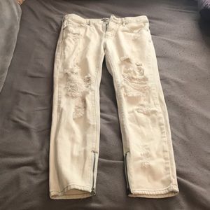 Distressed boyfriend jeans with zippers at ankles